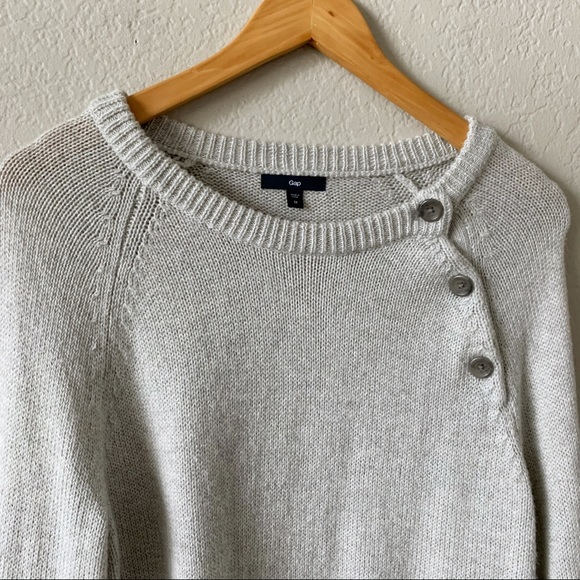 💫GAP Gray Wool Blend Button Accent Knit Sweater M - Picture 2 of 8